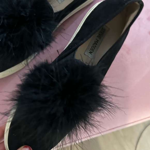 Steve Madden “Emily” Sneaker in Black 🖤 feather Puff Pompom 8.5 - Picture 3 of 4